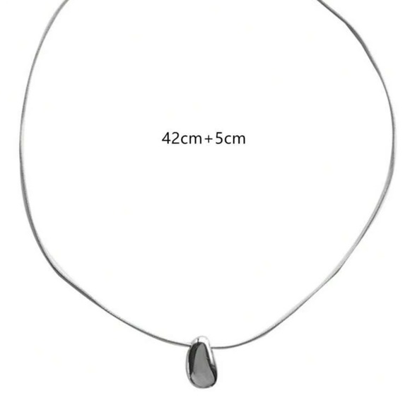 - Gorgeous modern necklace - Picture 6 of 6